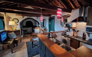 Fridge, microwave, oven, toaster - Casa da Serreta 17 by PontaNegraAzores (Angra do Heroísmo)