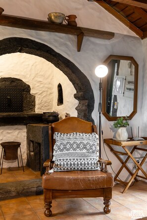 Interior - Casa da Serreta 17 by PontaNegraAzores (Angra do Heroísmo)