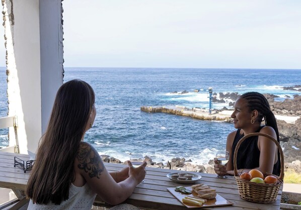 Outdoor dining - Casa da Maresia - By Ponta Negra Azores (Praia da Vitória)