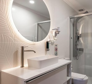 Douche, séchoir à cheveux, serviettes fournies, shampooing