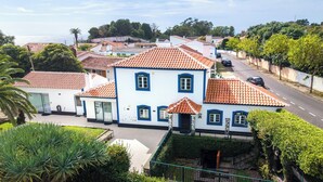 Un área residencial costera con casas de techos rojos y detalles en azul.