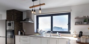 Kjøleskap, mikrobølgeovn, ovn og oppvaskmaskin