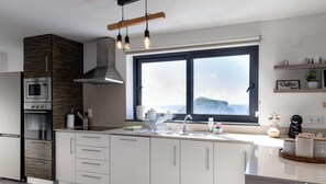 Réfrigérateur, micro-ondes, four, lave-vaisselle