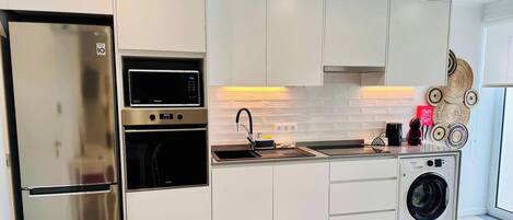 冷蔵庫、電子レンジ、オーブン、トースター