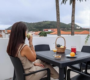 Outdoor dining - City House 1 by PontaNegraAzores (Angra do Heroísmo)