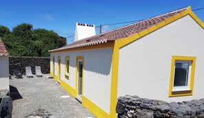 Exterior - Recanto das 5 T2 by PontaNegraAzores (Angra do Heroísmo)