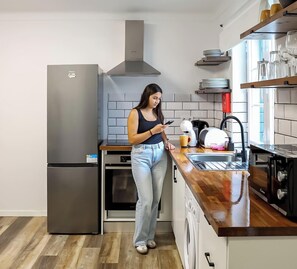 Fridge, microwave, oven, toaster - The Biscuit House T2 by PontaNegraAzores (Praia da Vitória)