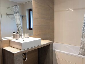 Dusche, Haartrockner, Bidet, Handtücher