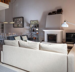 Televisie en een open haard