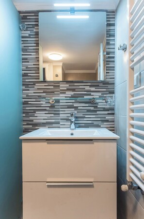 Apartment, Balcony, City View | Bathroom