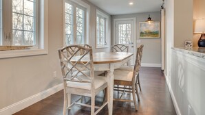 Interior - 1 Mi to Drakes Island Beach: Cottage w/ Deck! (Wells)