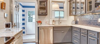 1 Mi to Drakes Island Beach: Cottage w/ Deck!