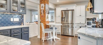 1 Mi to Drakes Island Beach: Cottage w/ Deck!