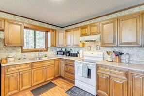 Interior - Birdwatching, Board Games & Bbqs: Cabin in Murphy! (Murphy)