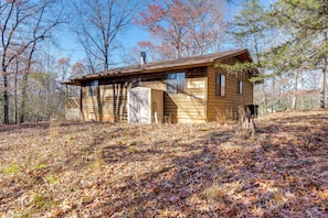 House (2 Bedrooms) | Interior - Birdwatching, Board Games & Bbqs: Cabin in Murphy! (Murphy)