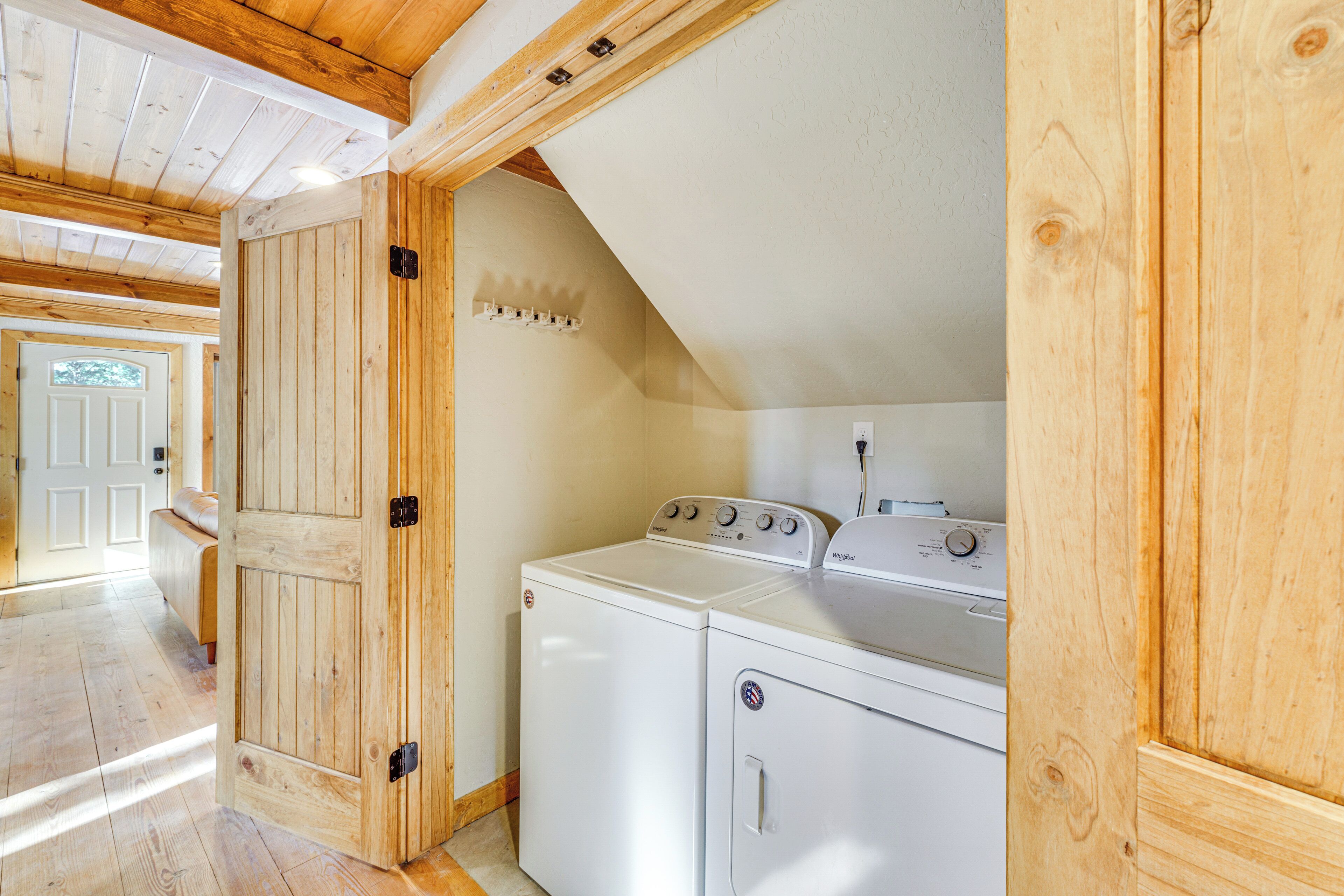 Une buanderie avec des murs en bois et un plafond en pente.