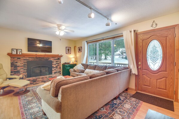 House (5 Bedrooms) | Interior - 1 Mi to Sugarbush Resort: Dog-friendly Home! (Waitsfield)