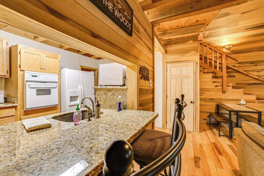 Steps to Kentucky Lake: Cozy Cabin w/ Deck! - Humphreys County, TN
