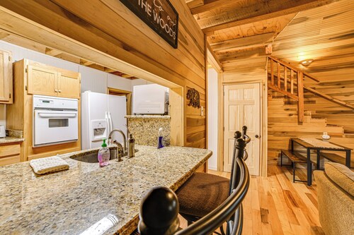 Steps to Kentucky Lake: Cozy Cabin w/ Deck!