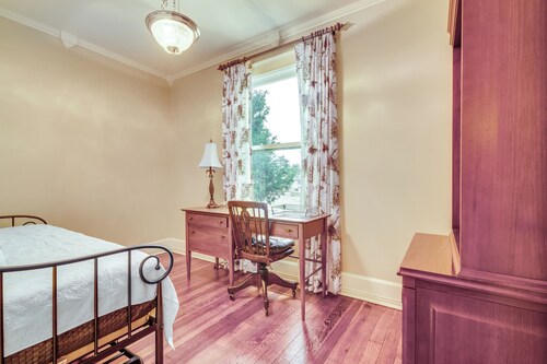 Walk to Garden & Restaurants: Zanesville Apartment