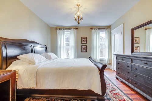 Walk to Garden & Restaurants: Zanesville Apartment