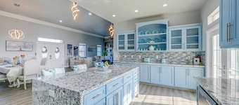 Day Trip to Yosemite: Spacious Home w/ Fireplace