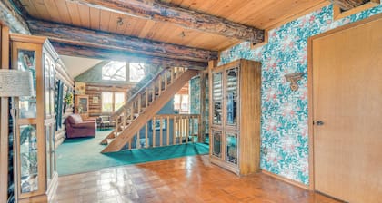 Walk to Saylorville Lake: Spacious Home w/ Deck!