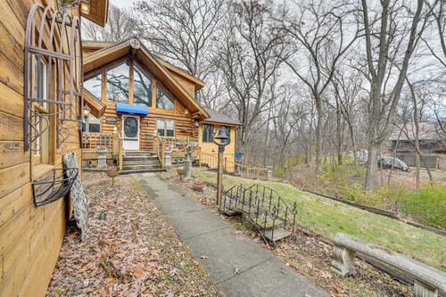 Walk to Saylorville Lake: Spacious Home w/ Deck!