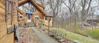 Walk to Saylorville Lake: Spacious Home w/ Deck!