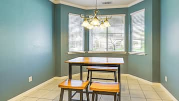 House (3 Bedrooms) | Interior