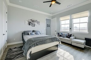 Iron/ironing board, bed sheets