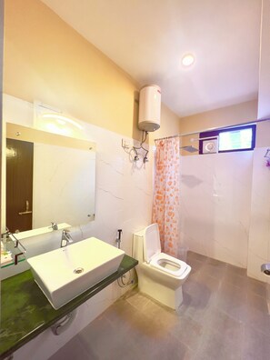 Shower, towels, soap, shampoo - The Country House (Chungthang)