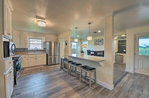 Kylskåp, mikrovågsugn, ugn och spishäll