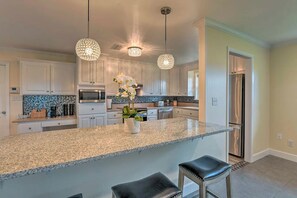 Kylskåp, mikrovågsugn, ugn och spishäll