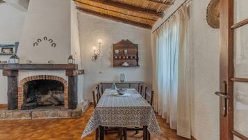 Classic Villa | In-room dining