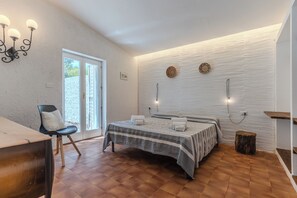 Classic Villa | 2 bedrooms, iron/ironing board, bed sheets - Villa Laura by Wonderful Italy (Alghero)