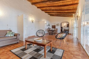 Villa clásica | Área de sala de estar | Televisión de 32 pulgadas con canales digitales 