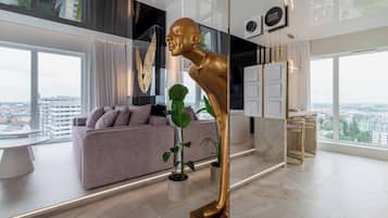 Apartamento urbano, sacada | Área de estar | TV de tela plana 37 polegadas com canais via satélite