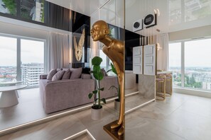 Appartamento City, balcone | Area soggiorno | TV a schermo piatto 37 pollici con canali satellitari