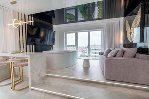 Appartamento City, balcone | Area soggiorno | TV a schermo piatto 37 pollici con canali satellitari