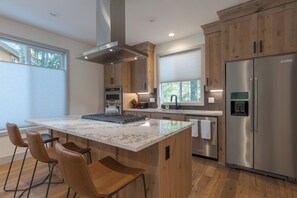 Fridge, microwave, oven, stovetop - Beautiful new home, walk to village of Government Camp, Hot Tub,Fireplace ! (Government Camp)