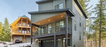 Beautiful new home, walk to village of Government Camp, Hot Tub,Fireplace !