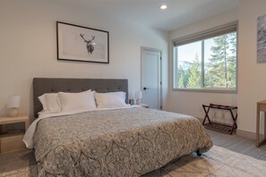 4 bedrooms, iron/ironing board, free WiFi, bed sheets - Beautiful new home, walk to village of Government Camp, Hot Tub,Fireplace ! (Government Camp)