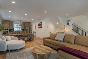 Smart TV, fireplace - Beautiful new home, walk to village of Government Camp, Hot Tub,Fireplace ! (Government Camp)