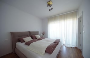 2 bedrooms, travel cot, free WiFi, bed sheets