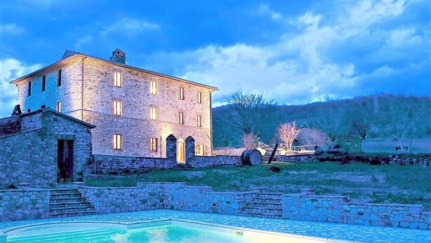 A stone building with a swimming pool in front. - Campo Al Vento (Monte Castello di Vibio)