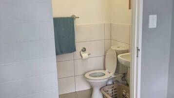 Appartamento Basic, 3 camere da letto, non fumatori, angolo cottura | Bagno | Asciugamani, carta igienica