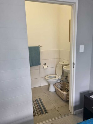 Appartamento Basic, 3 camere da letto, non fumatori, angolo cottura | Bagno | Asciugamani, carta igienica