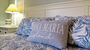 2 bedrooms, iron/ironing board, WiFi, bed sheets - AMI 2 bedroom, Updated condo with pool in fantastic location! (Holmes Beach)
