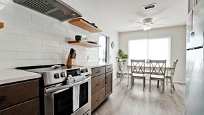 Kühlschrank, Mikrowelle, Ofen, Herdplatte